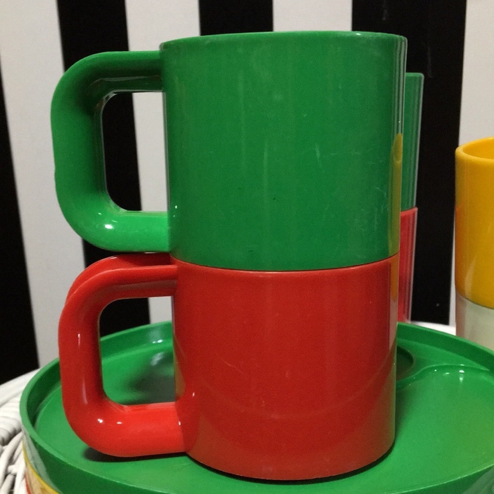 10 Piece Vintage Ingrid Picnic Set Stackable Snack Plates/Cups For RV/Pool/Boat - Picture 6 of 13